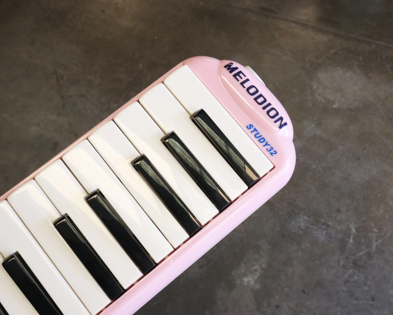 Suzuki Study 32 Key Alto Melodica - Pink - Image 2