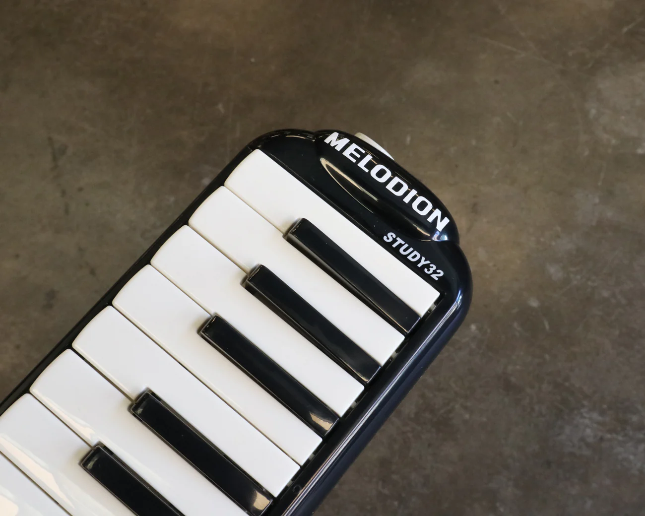 Suzuki Study 32 Key Alto Melodica - Black - Image 2