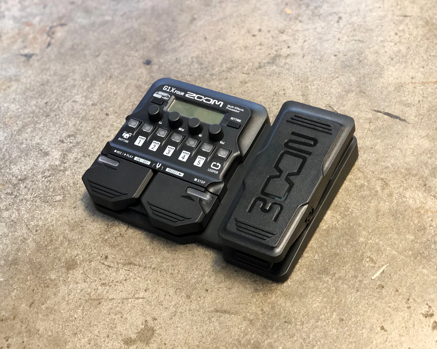 Zoom G1X Four Guitar Multi Effects Processor with Expression Pedal - Image 4