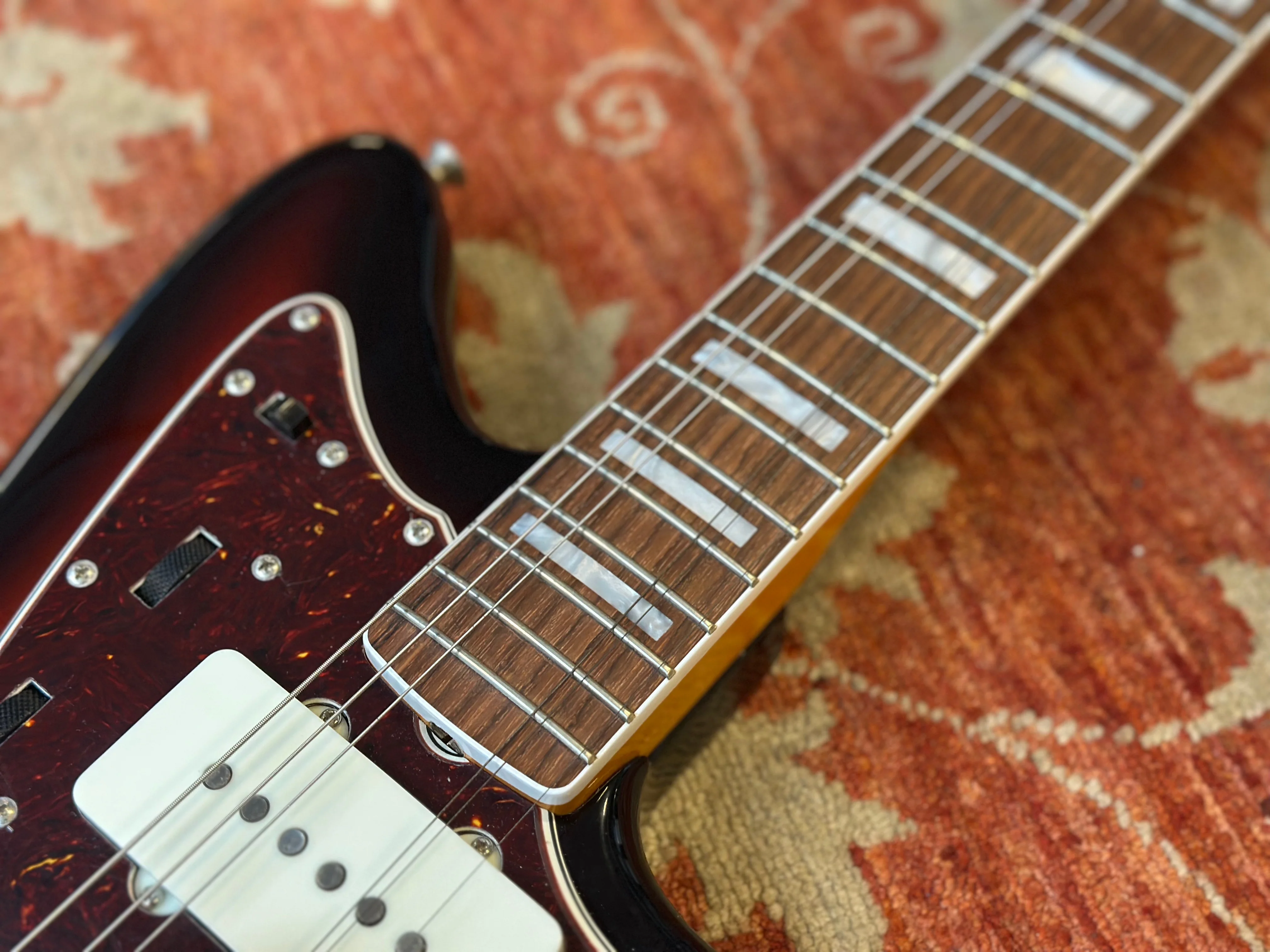 B Stock American Vintage II 1966 Jazzmaster - 3-Colour Sunburst - Image 10