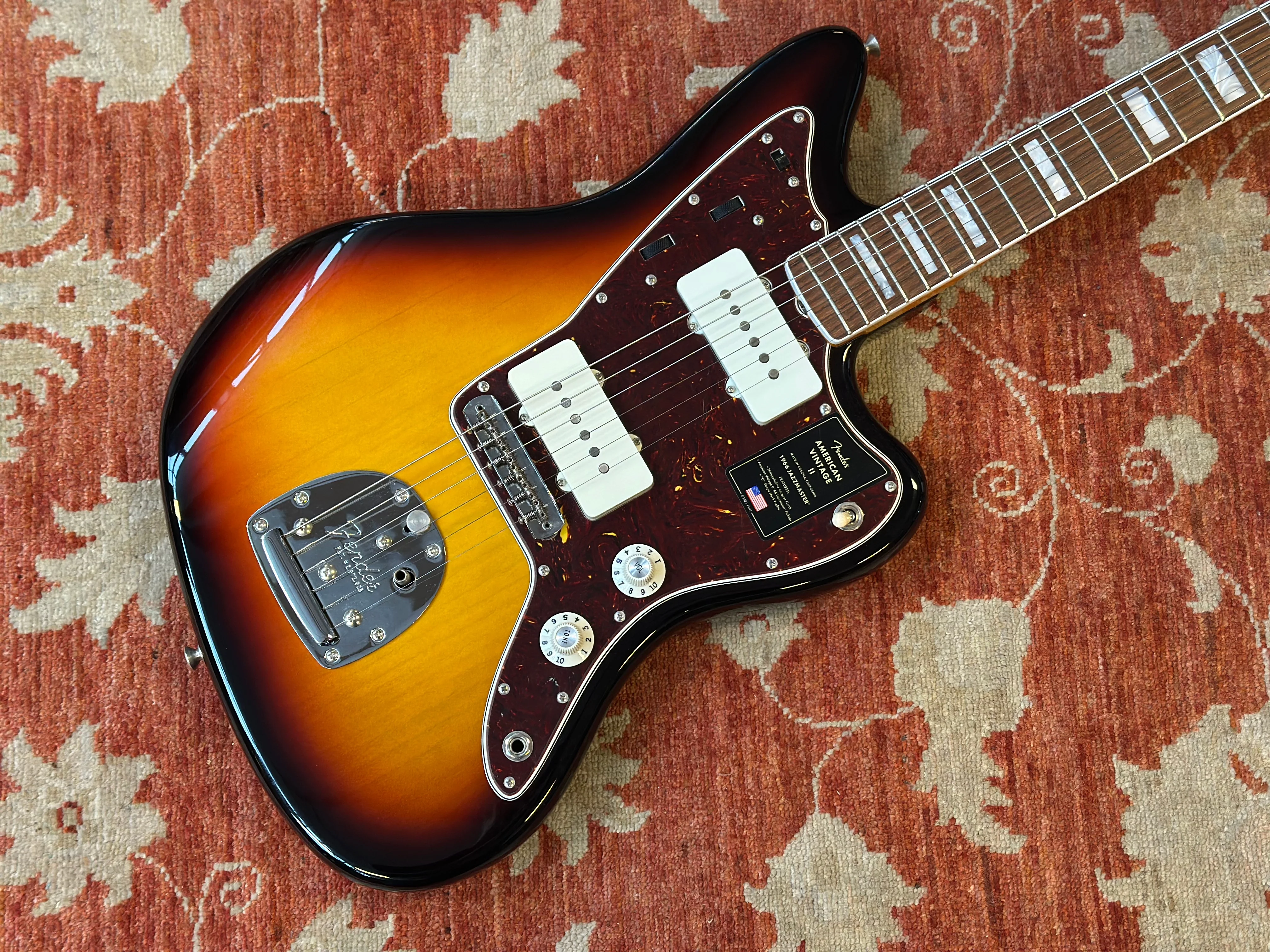 B Stock American Vintage II 1966 Jazzmaster - 3-Colour Sunburst - Image 8