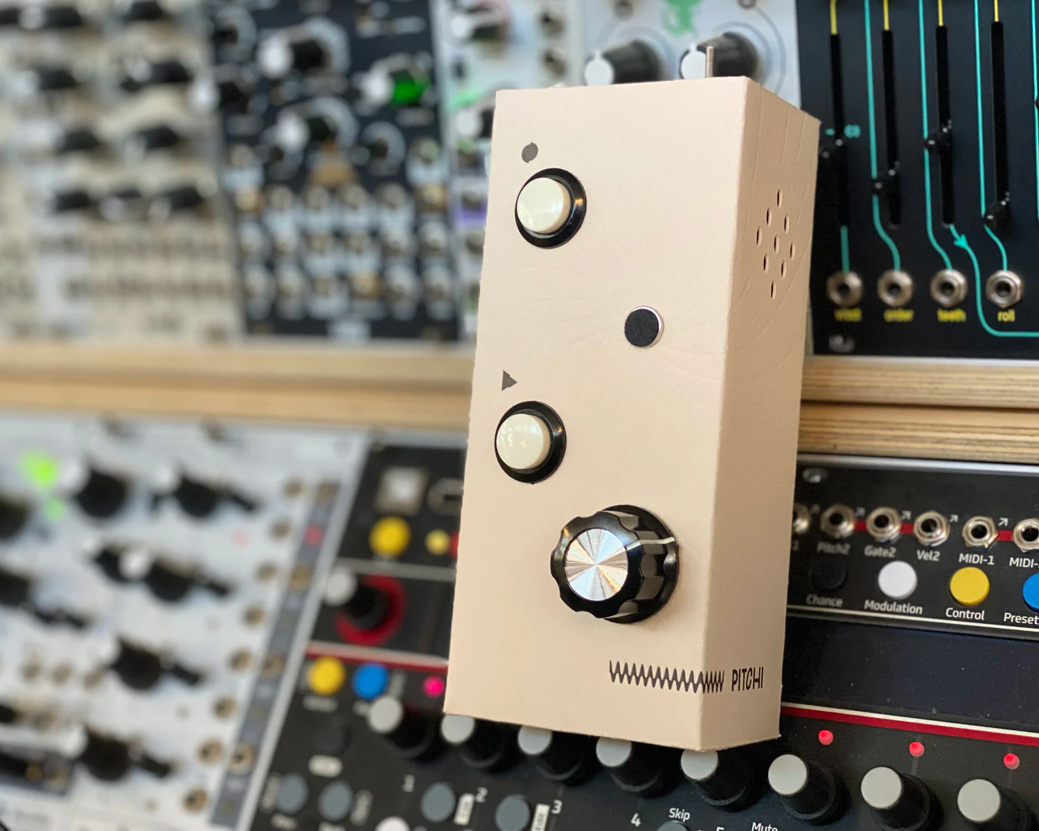 HISS PITCHI - Quartz - Image 2
