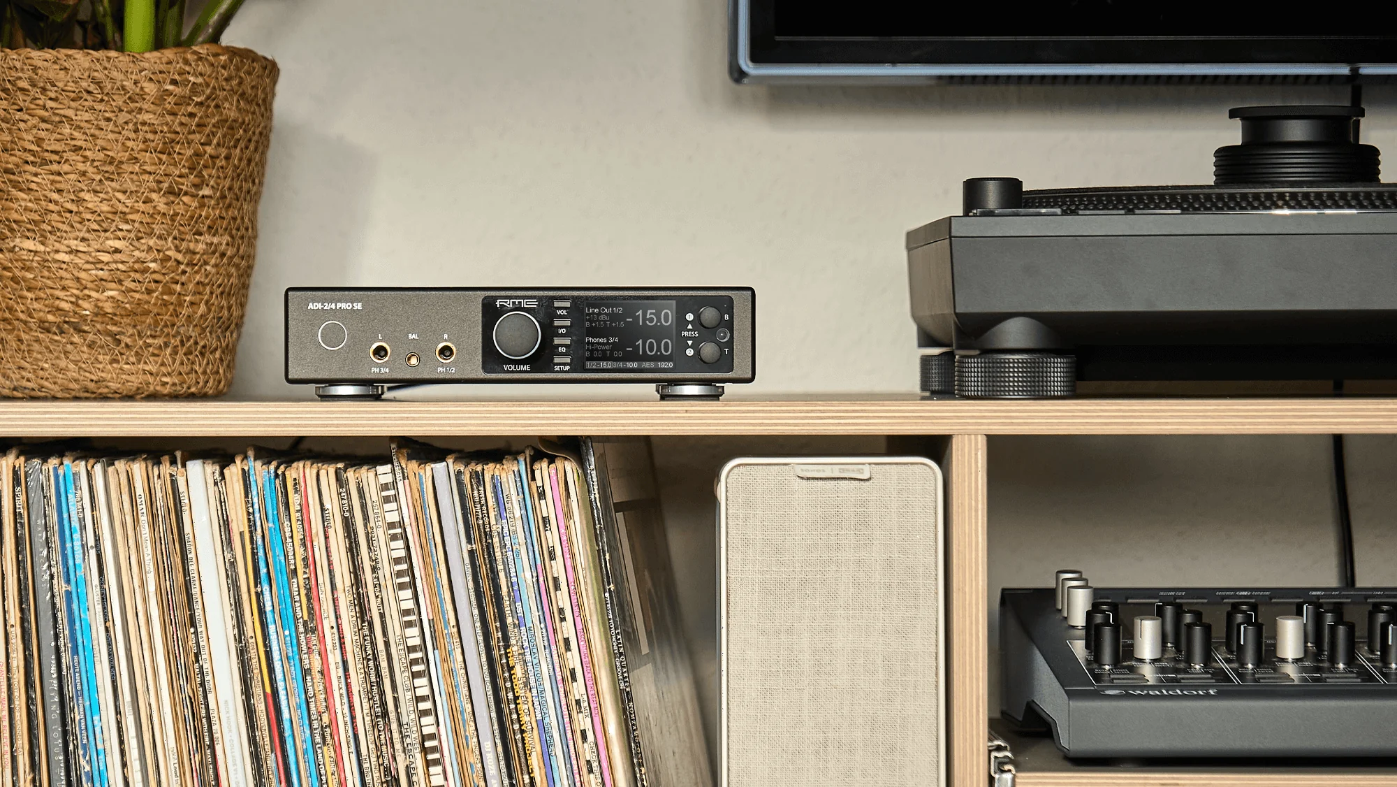 RME ADI-2/4 Pro SE 2-Ch High-End USB Audio Converter & Headphone Amp - Image 4