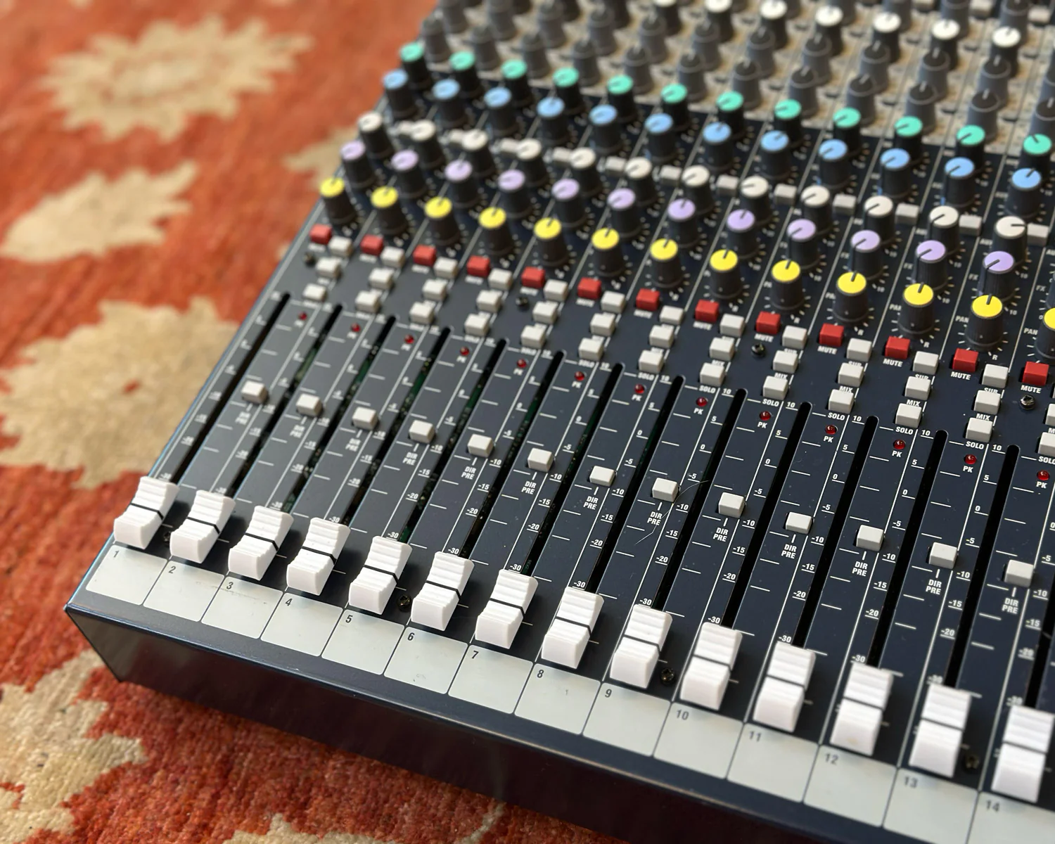 Soundcraft FX16ii Professional 16 Channel Audio Mixer with Effects - Image 2