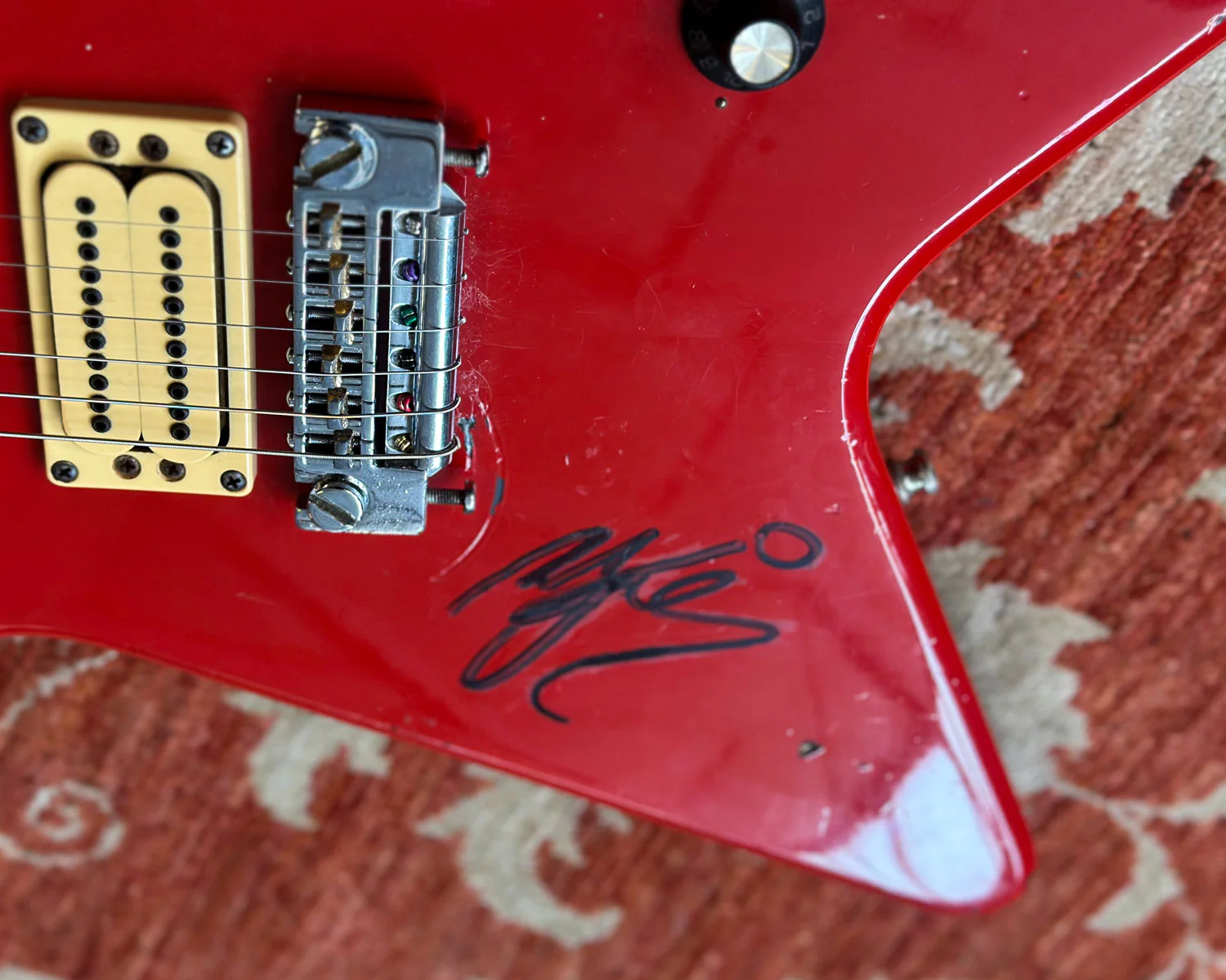 1980s Carvin V220 Hardtail Electric Guitar - Image 12