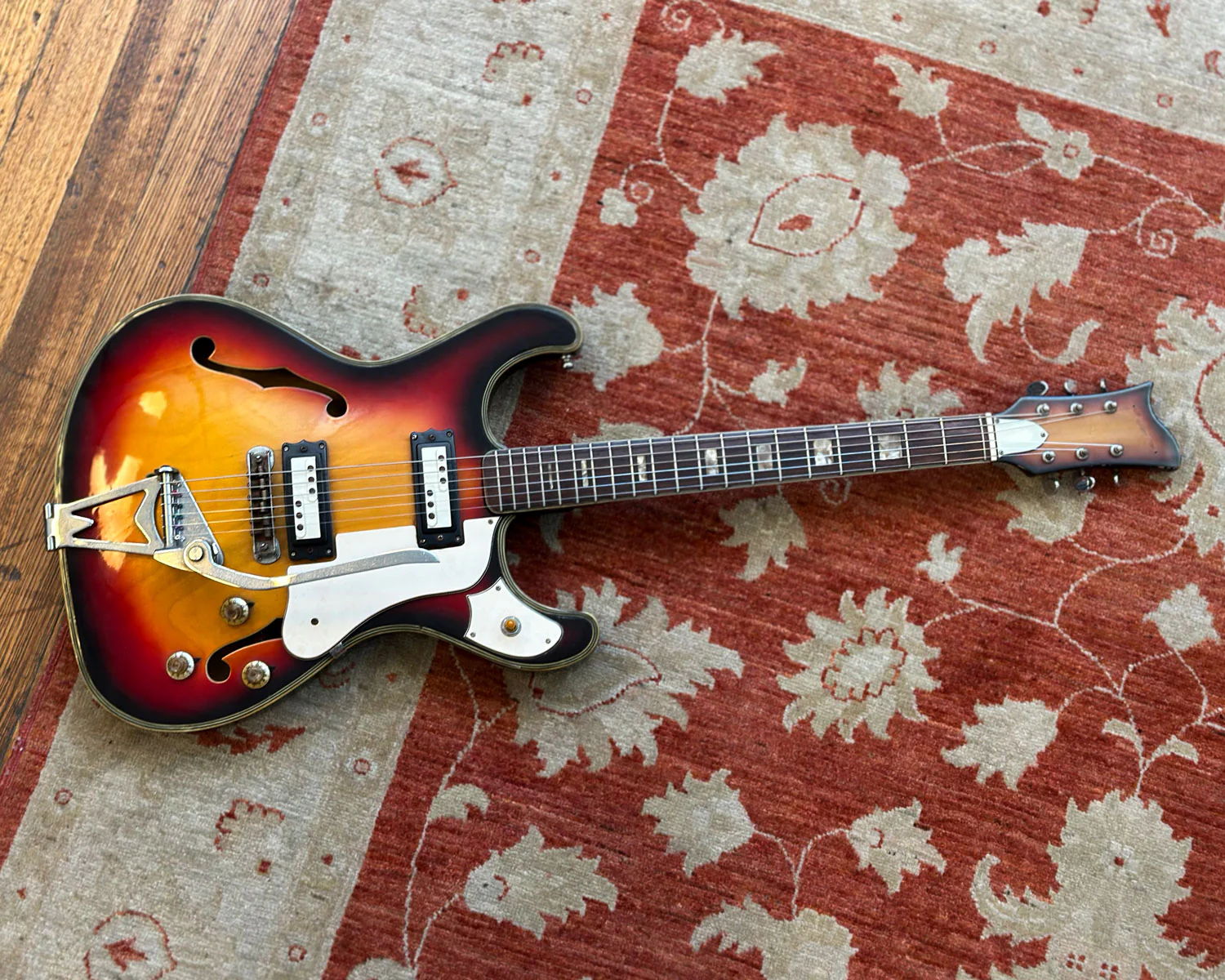 Late 60s MIJ Honey / Teisco SE-26V Hollowbody - Image 2