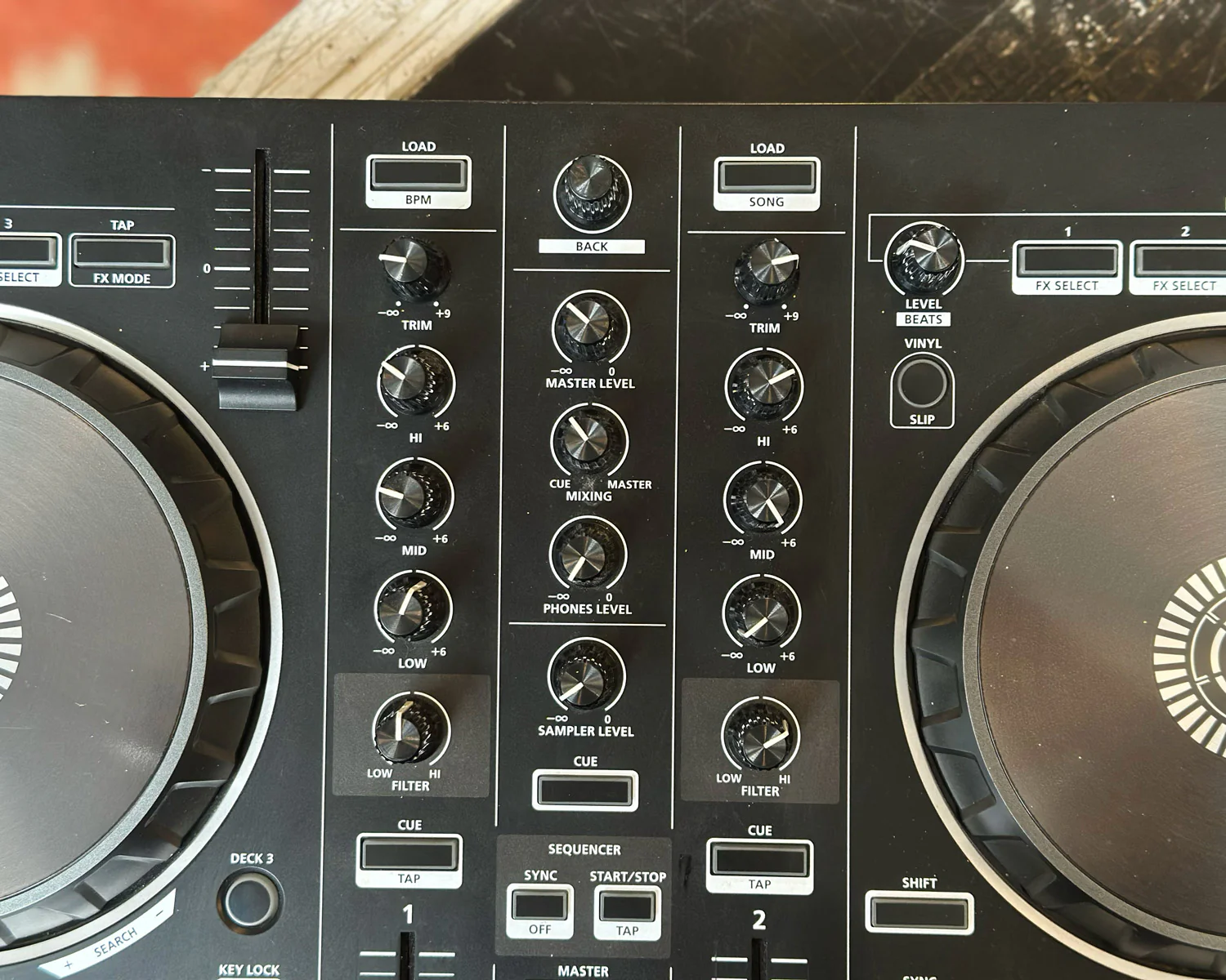 Roland DJ-202 Serato DJ Controller - Image 3