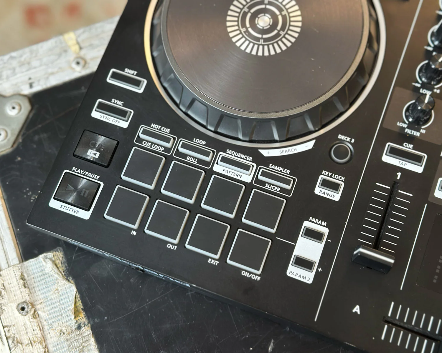 Roland DJ-202 Serato DJ Controller - Image 4