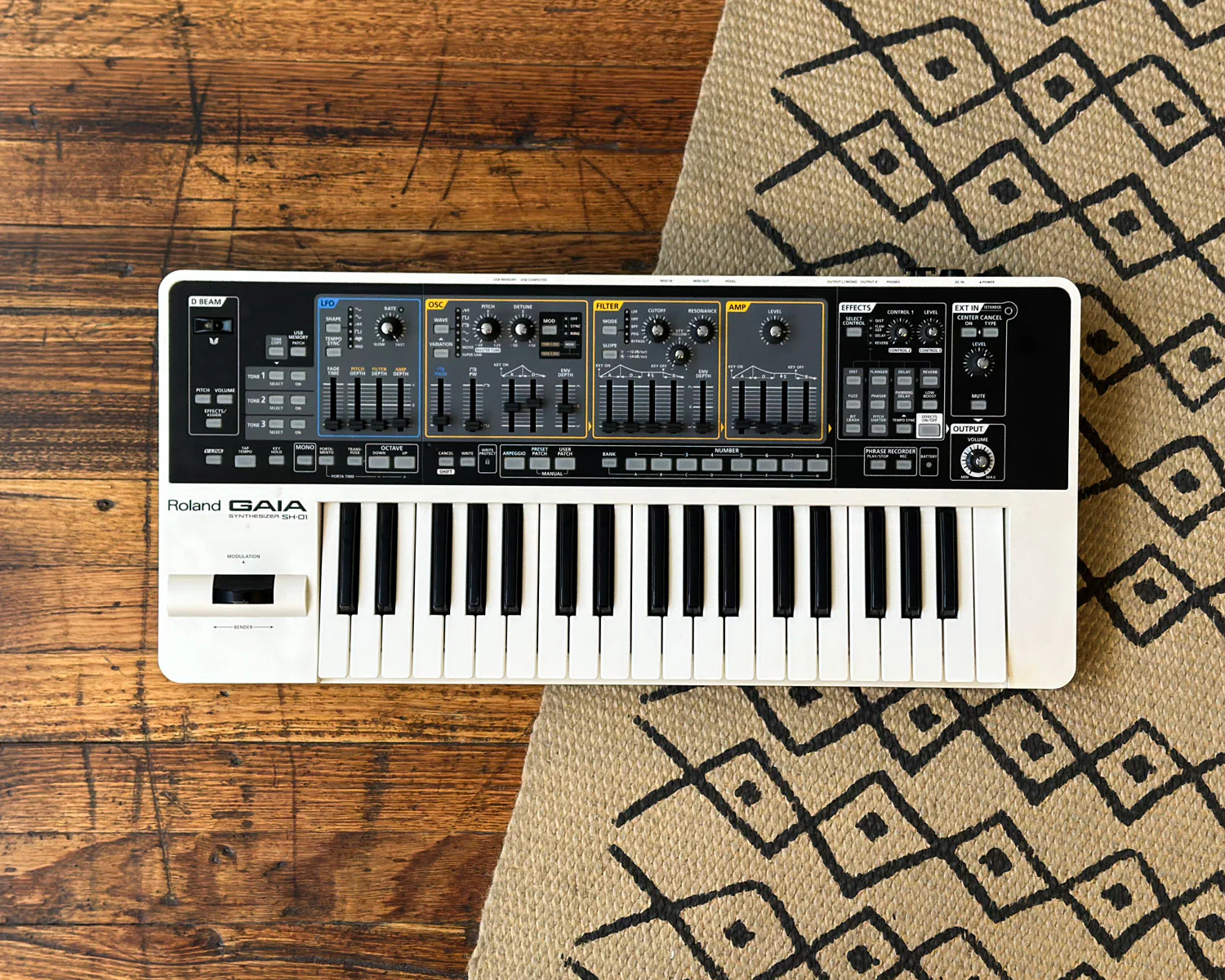 Roland SH-01 GAIA Synthesizer