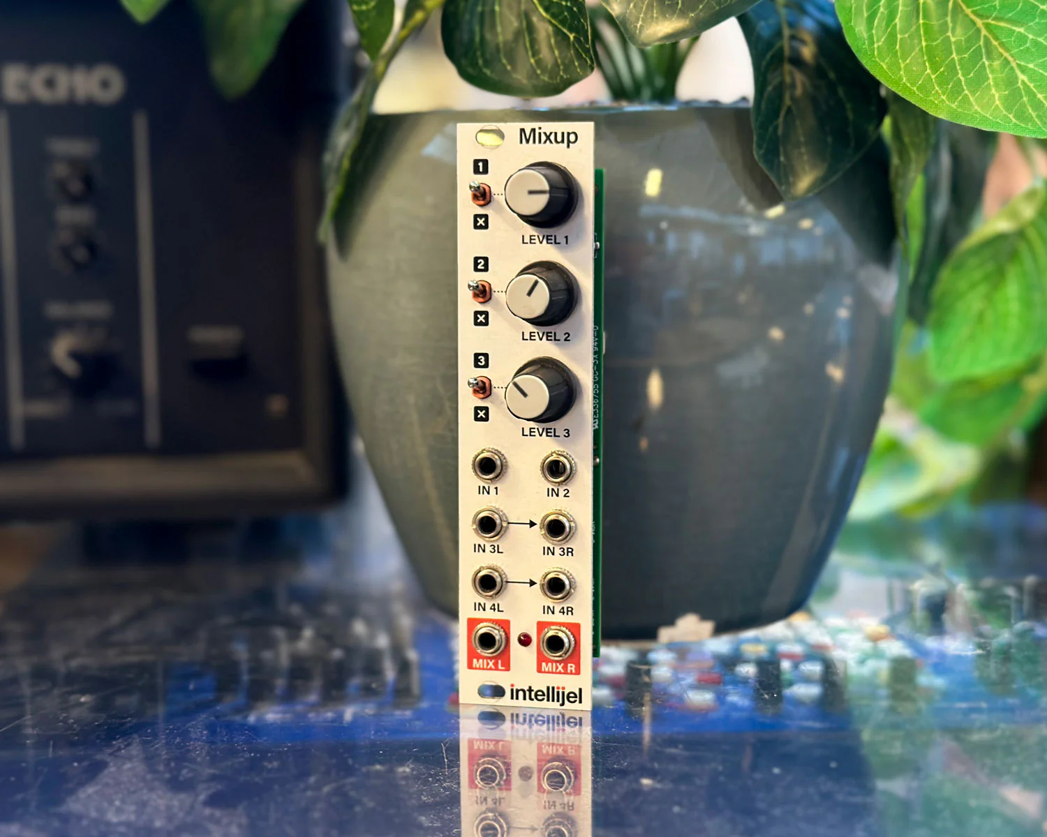 Intellijel Mixup Compact Mono/Stereo Chainable Eurorack Mixer