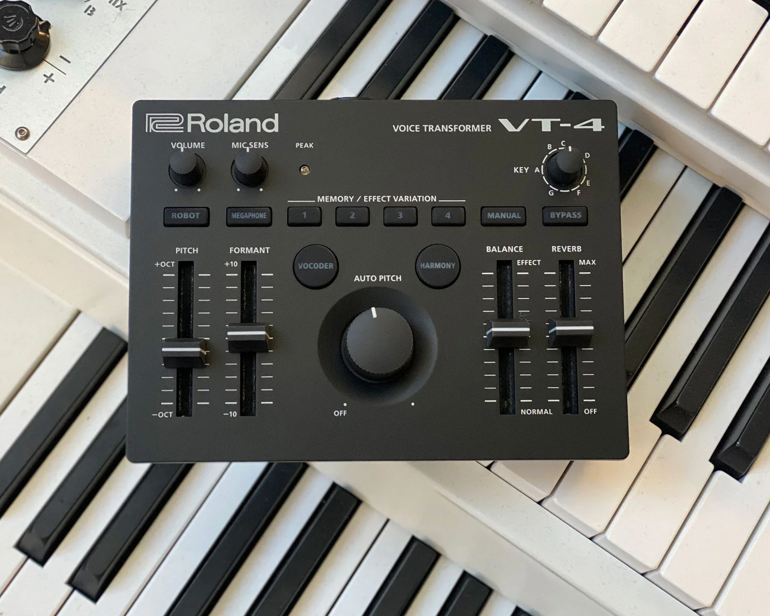 Roland VT-4 Vocal Transformer Effect Processor - Image 5